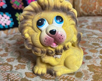 Vintage 1960s Flocked Lion Coin Bank Cara de plástico 7'' Alto