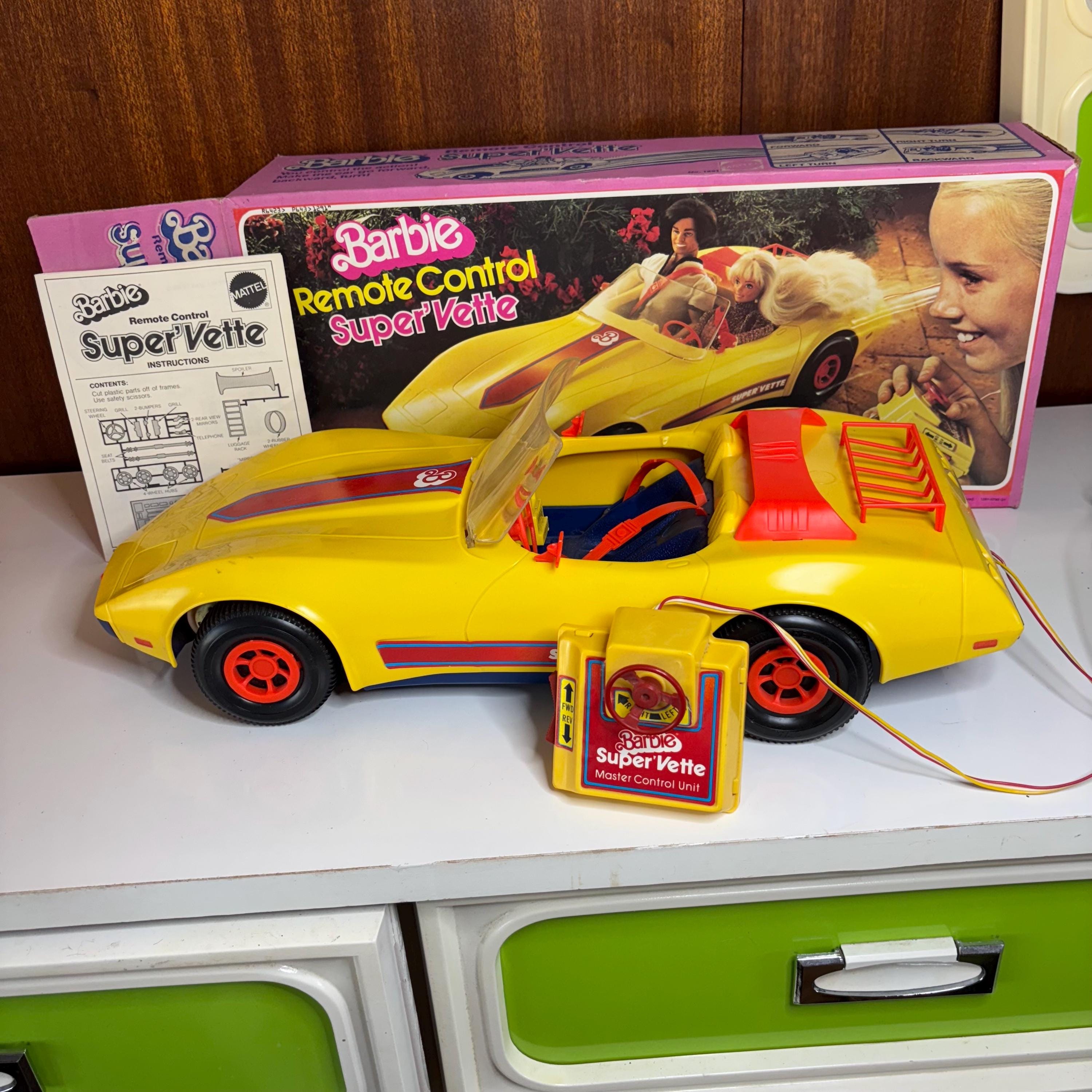 Voiture Barbie Rose Vintage Isolé Sur Fond Blanc | Photo Premium