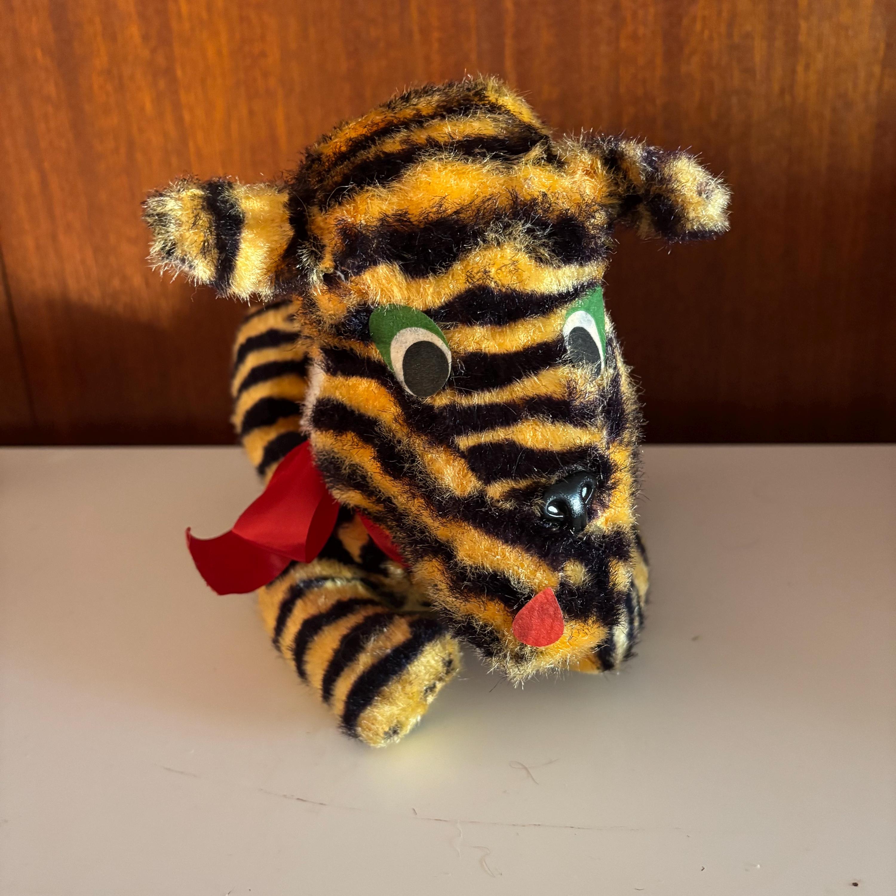 Tigre en peluche de 35,6 cm aux yeux verts souriant et assis