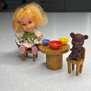 1967 Hasbro Storykins Goldilocks Table/Chairs/Bowls Doll, Little Kiddles Size