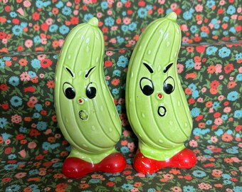 Vintage Kitschy Antropomórfico pareja de pepinos vegetales Sal y pimentero set Japón