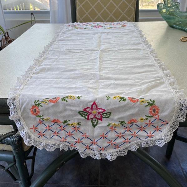 Vintage 1950s embroidered table runner doilie with flowers