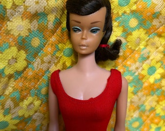 Barbie vintage con coda di cavallo ricciolo degli anni '60 in costume da bagno originale