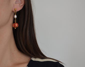 Rote Ohrringe mit Süßwasserperle, Handgemachte Ton Ohrringe, Statement Ohrringe, Fesctlicher Schmuck, Geschenk für Sie