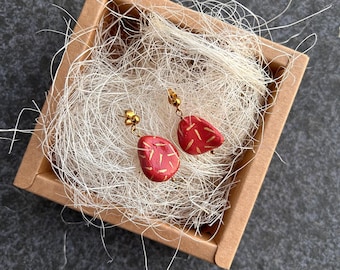 Handgemachte rote Ohrringe aus lufttrockendem Ton, Vintage rot Ohrringe, Leichte Statement Ohringe, Einzigartiger Ohrschmuck, Boho Schmuck