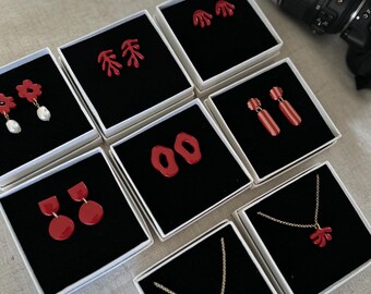 Rote Statement Ohrringe, auffällige rote Ohrringe, geometrische Ohrringe, moderne Ohrstecker, Retro Schmuck, besondere Ohrringe
