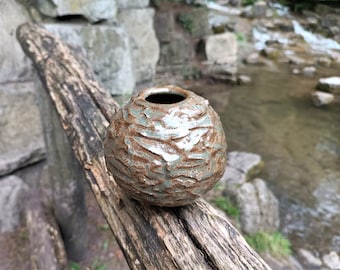 handgetöpferte Vase, Kugelvase im natürlichen Erd-und Grünton. 12 cm Durchmesser