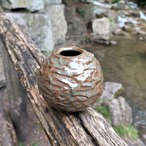handgetöpferte Vase, Kugelvase im natürlichen Erd-und Grünton. 12 cm Durchmesser