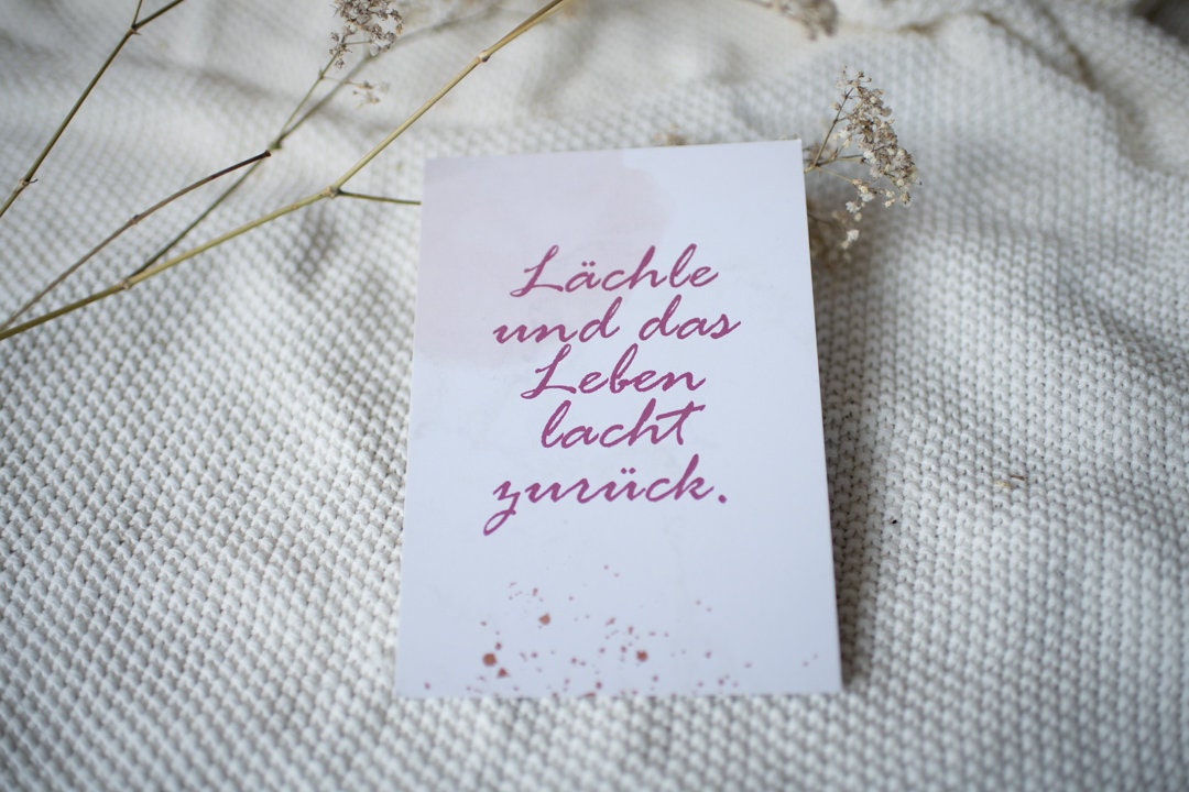 Postkarte Spruch Lächle und das Leben lacht zurück Minimalistisch