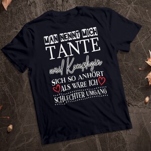 Man Nennt mich Tante Weil Komplizin sich so anhört als wäre ich schlechter Umgang Unisex Jersey Short Sleeve Tee Bild 2