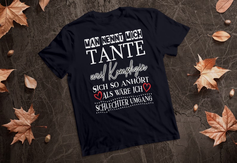 Man Nennt mich Tante Weil Komplizin sich so anhört als wäre ich schlechter Umgang Unisex Jersey Short Sleeve Tee Bild 2