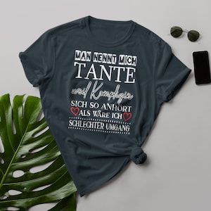 Man Nennt mich Tante Weil Komplizin sich so anhört als wäre ich schlechter Umgang Unisex Jersey Short Sleeve Tee image 1