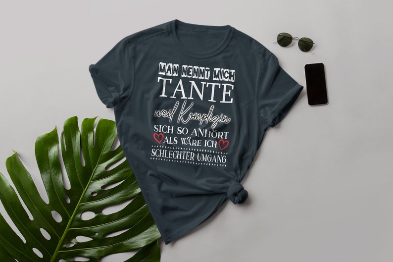 Man Nennt mich Tante Weil Komplizin sich so anhört als wäre ich schlechter Umgang Unisex Jersey Short Sleeve Tee Bild 1