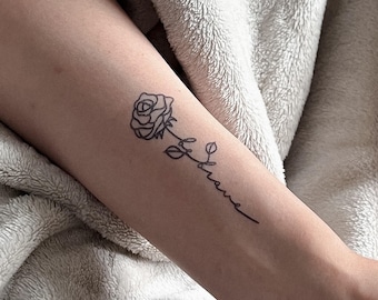 Könnte beinhalten: Ein schwarzes Linien-Tattoo einer Rose mit dem Wort "Brave" darunter in Kursivschrift.
