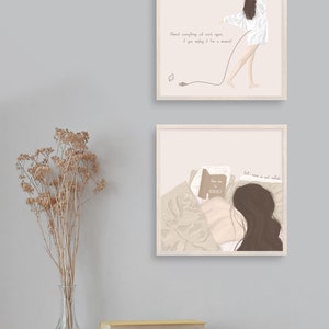 Op de afbeelding: Twee ingelijste illustraties met een lichtroze achtergrond. De bovenste illustratie toont een vrouw in een witte jurk die aan een snoer trekt dat is verbonden met een stekker. De tekst luidt: "Bijna alles werkt weer, als je het even loskoppelt." De onderste illustratie toont een vrouw die in bed ligt en een boek leest met de tekst: "Plan tijd voor jezelf." De tekst luidt: "Zorg voor jezelf is niet ego&iuml;stisch."