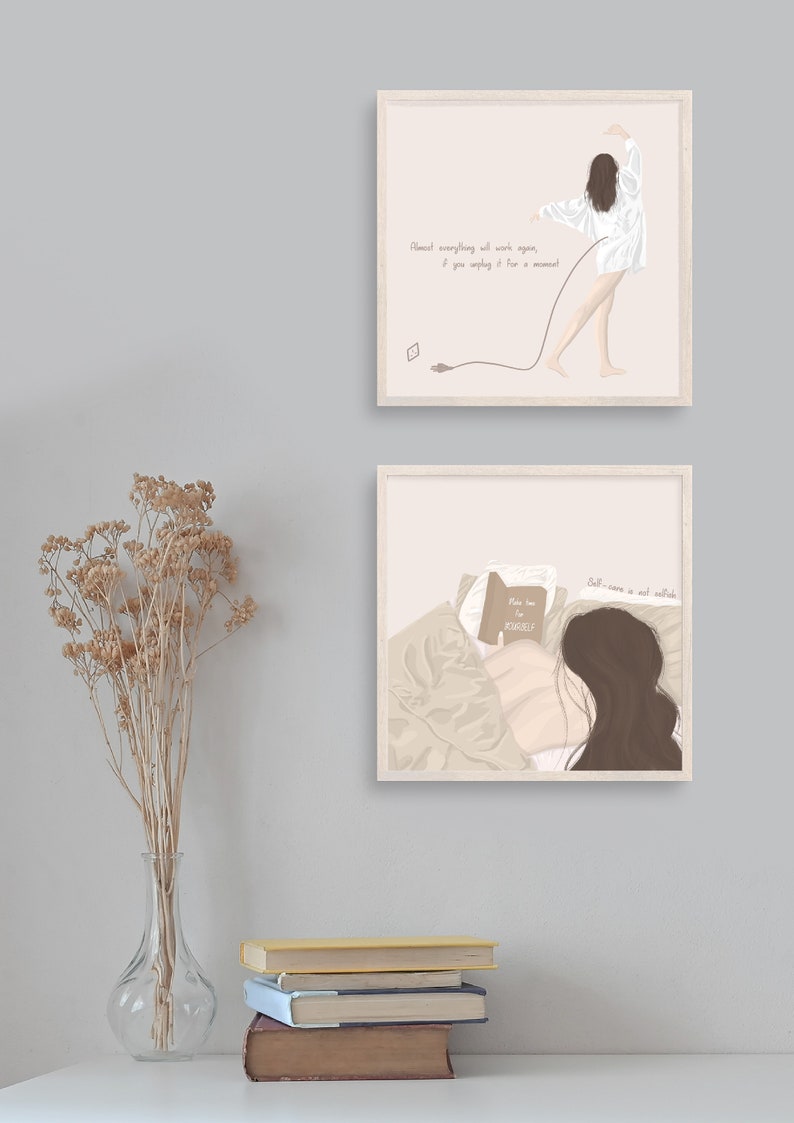 Op de afbeelding: Twee ingelijste illustraties met een lichtroze achtergrond. De bovenste illustratie toont een vrouw in een witte jurk die aan een snoer trekt dat is verbonden met een stekker. De tekst luidt: "Bijna alles werkt weer, als je het even loskoppelt." De onderste illustratie toont een vrouw die in bed ligt en een boek leest met de tekst: "Plan tijd voor jezelf." De tekst luidt: "Zorg voor jezelf is niet ego&iuml;stisch."