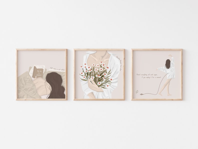 Op de afbeelding: Drie ingelijste illustraties met een roze achtergrond. De eerste illustratie toont een vrouw die in bed ligt en een boek leest met de tekst "Maak tijd voor jezelf". De tweede illustratie toont een vrouw die een boeket witte bloemen vasthoudt. De derde illustratie toont een vrouw in een witte jurk met de tekst "Doe niet alles tegelijk, als je wacht op een moment".