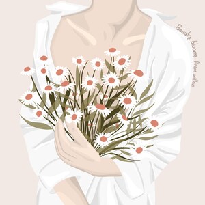 Op de afbeelding: Een persoon in een wit overhemd houdt een boeket witte madeliefjes met roze centra vast. De tekst "Beauty blooms from within" staat in de rechterbovenhoek van de afbeelding.