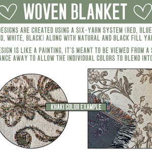 Op de afbeelding: Geweven deken met bloemenmotief. De tekst "WOVEN BLANKET" staat bovenaan. Het ontwerp van de deken is gemaakt met een zes-garensysteem met rode, blauwe, groene, gouden, witte en zwarte garens. Het kaki-kleurvoorbeeld wordt getoond.