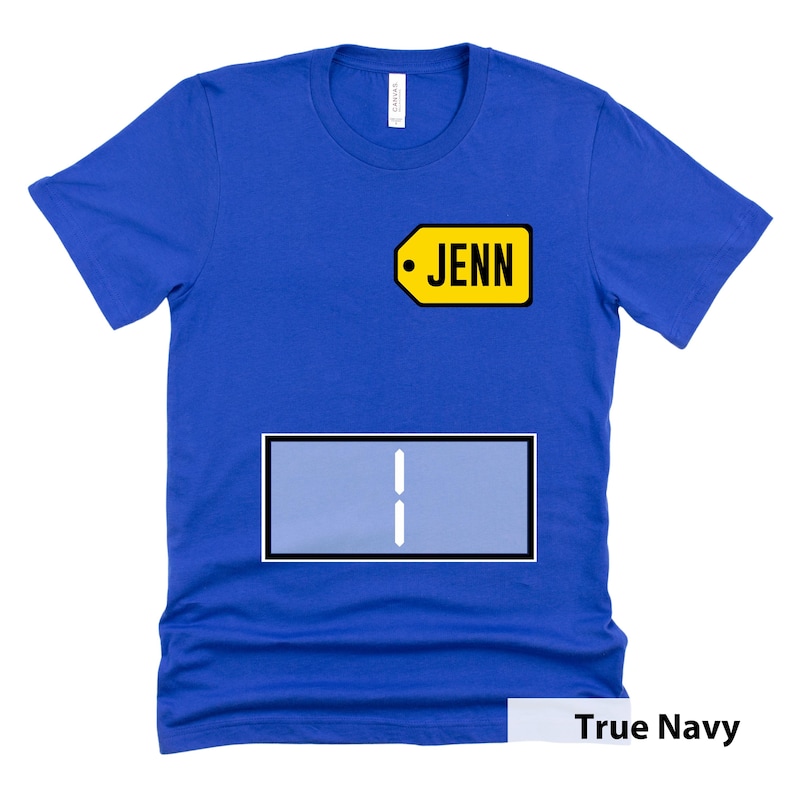 Puede incluir: Una camiseta azul real con una etiqueta amarilla que dice "JENN" y un rect&aacute;ngulo azul con dos l&iacute;neas blancas en el centro.