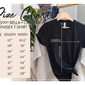 Puede incluir: Tabla de tallas para una camiseta unisex, que muestra las medidas en pulgadas para la longitud y el ancho. La tabla incluye las tallas XS, S, M, L, XL, 2X y 3X. Se muestra una camiseta negra en una percha, con las medidas de longitud y ancho marcadas.