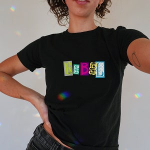 ベビーTシャツ REBEL グラフィティ クロップトップ、レディース キュート レトロ シャツ サマー ビーチ、コケット、Y2k ベビーTシャツ、90年代 ベビーTシャツ 衣類、コンサート、バケーション