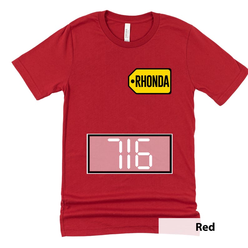 Puede incluir: Camiseta roja con una etiqueta amarilla que dice "RHONDA" y un rect&aacute;ngulo rosa con n&uacute;meros blancos que dicen "716".