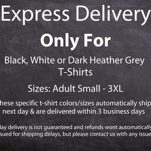 Puede incluir: Camiseta negra, blanca o gris jaspeado oscuro disponible en tallas de adulto S a 3XL. La entrega express est&aacute; disponible para estos colores y tallas de camisetas. Los pedidos se env&iacute;an al d&iacute;a siguiente y se entregan en un plazo de 3 d&iacute;as h&aacute;biles.