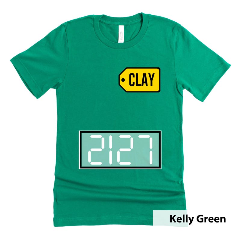 Puede incluir: Camiseta verde Kelly con una etiqueta amarilla que dice "CLAY" y una pantalla digital blanca que muestra "2127".