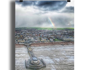 Dramatischer Drohnendruck von Worthing Beach & Pier