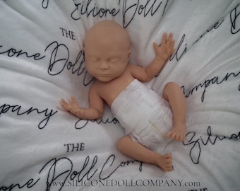 Muñeca bebé renacida de silicona platino de cuerpo completo de 40 cm - Sin pintar - Bebió/Se mojó - The Silicone Doll Company
