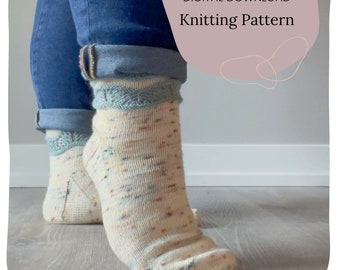 Peut inclure: Une paire de chaussettes tricotées avec un motif moucheté coloré et une bordure en dentelle bleue et blanche. Les chaussettes sont portées aux pieds d'une personne. TÉLÉCHARGEMENT NUMÉRIQUE Modèle de tricot.