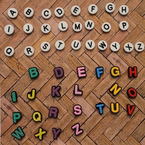 Charms para zapatos con letras del alfabeto / Charms para Crocs / Regalos con charms populares / Charms para zapatos para hombres, mujeres y niños / Accesorios para zapatos / Charms para accesorios con letras