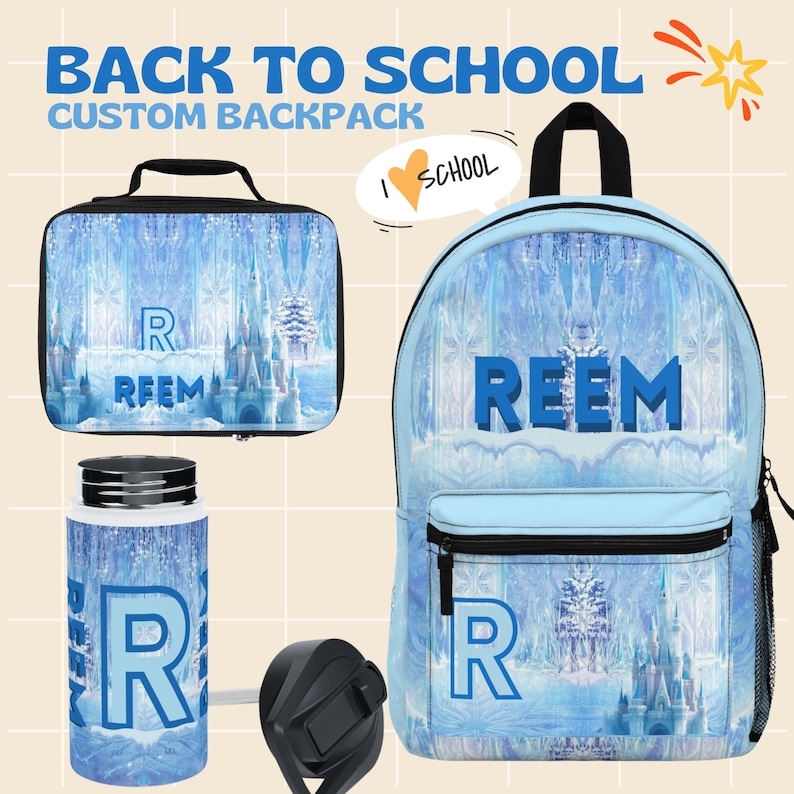Puede incluir: Un juego de mochila, bolsa de almuerzo y botella de agua personalizados en azul claro. El juego presenta un dise&ntilde;o de castillo de invierno con el nombre "REEM" en letras azules grandes. La botella de agua tiene una tapa negra. El texto "BACK TO SCHOOL" est&aacute; en la parte superior.