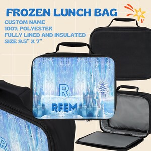 Puede incluir: Bolsa de almuerzo negra con tem&aacute;tica de Frozen. La bolsa presenta un dise&ntilde;o de castillo de invierno con el nombre "RFEM" y la letra "R". La bolsa mide 24 cm x 18 cm y est&aacute; hecha de 100% poli&eacute;ster, totalmente forrada y aislada. El texto "FROZEN LUNCH BAG" est&aacute; en la parte superior.