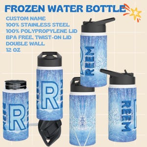 Puede incluir: Varias botellas de agua aisladas azules y blancas con tapas negras. Las botellas presentan un dise&ntilde;o de invierno con copos de nieve y el nombre "REEM" o la letra "R". Cada botella es de 355 ml.