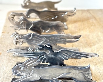 6 Porte-couteaux Art Déco en métal argenté figurant des animaux