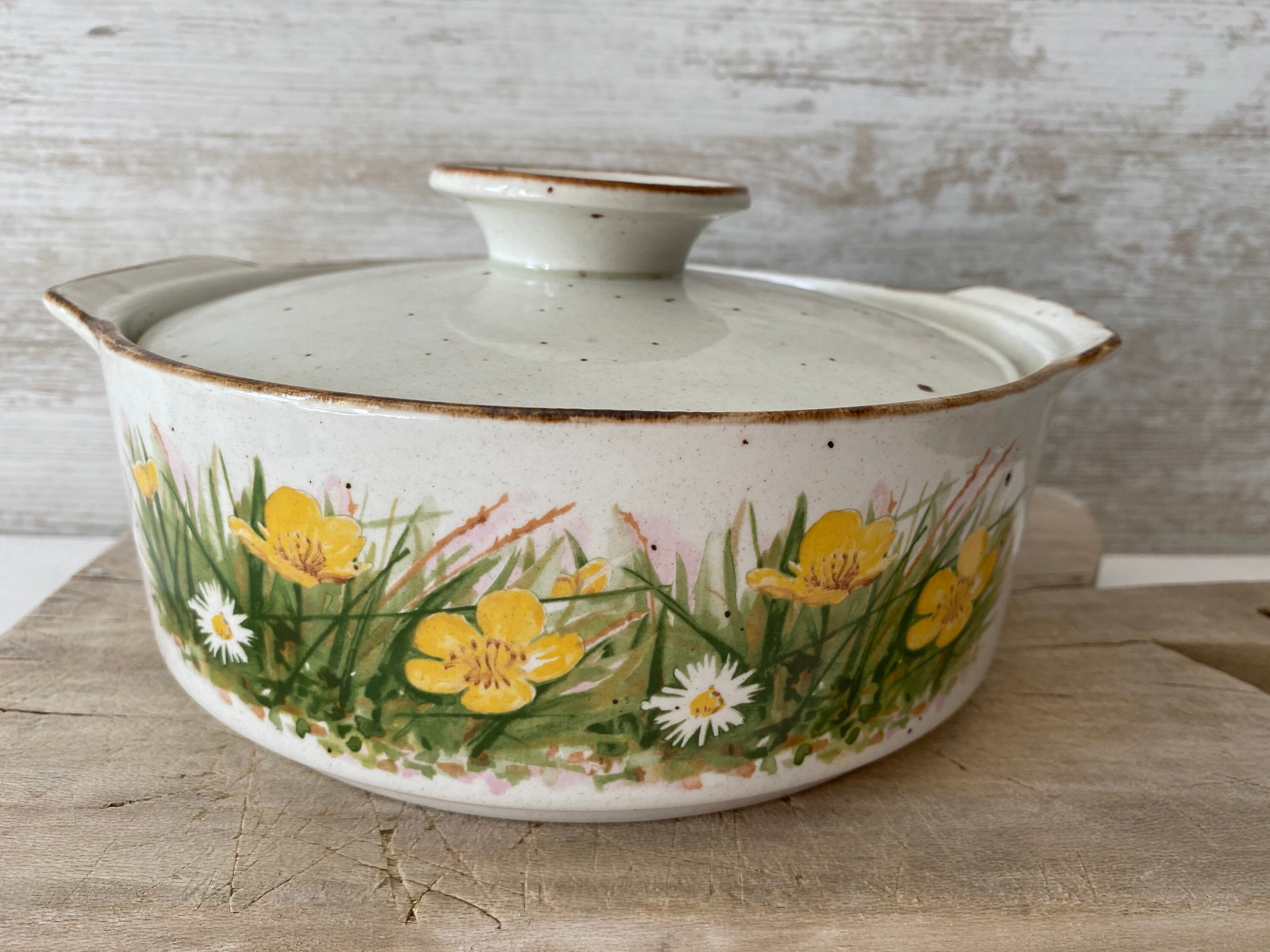 Vintage J &g Meakin Life Style Four à Table Couvercle Casserole Plat avec Daisy et Buttercup Motif.