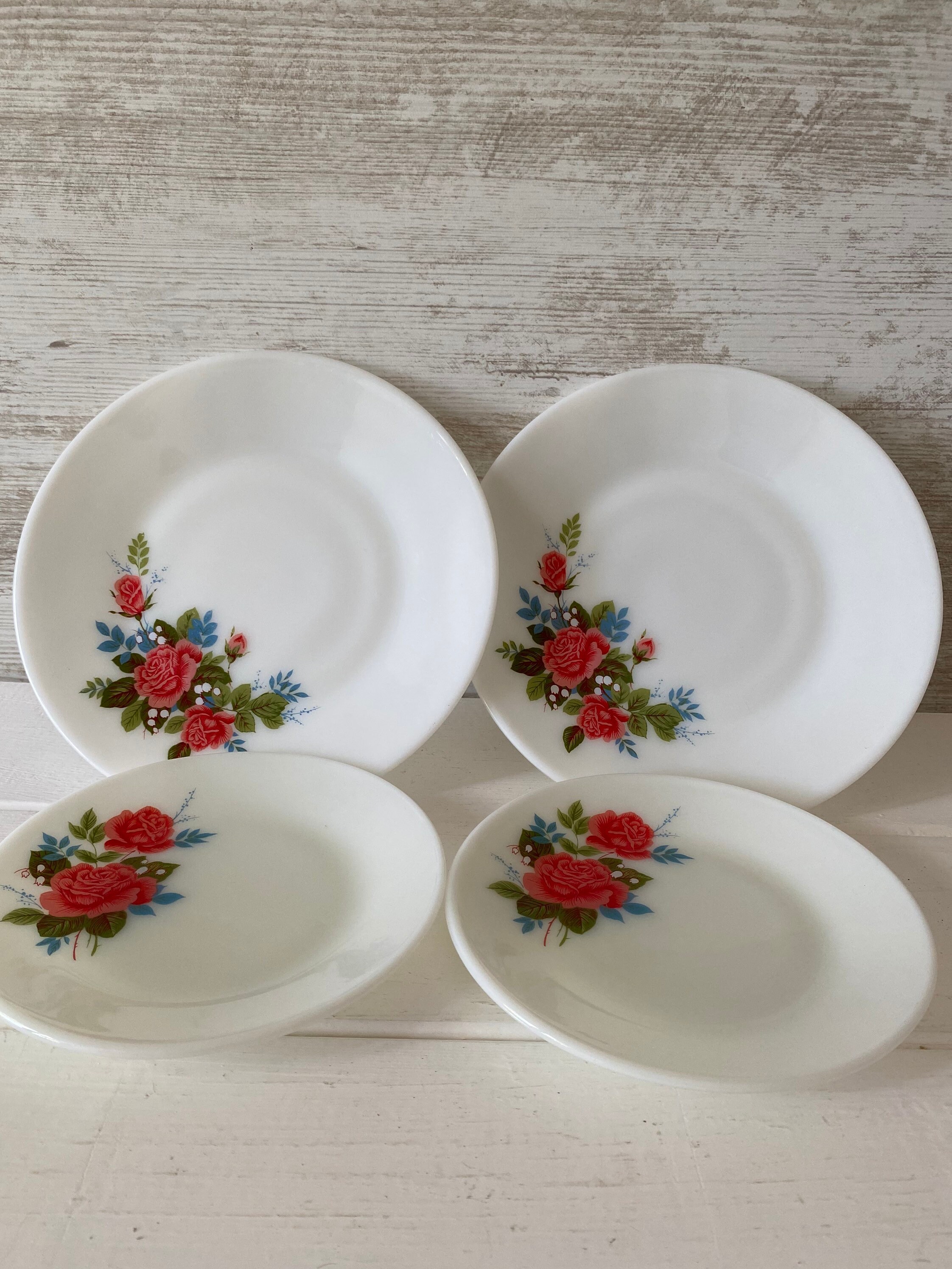 Vintage Pyrex Cottage Rose Plates, Jolies Plaques Roses Jaj Pyrex. Plaques de Pyrex Anglais. Deux As