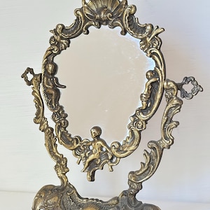 Specchio da terra in ottone francese antico, specchio da toeletta in stile rococò francese con patina autentica, motivo cherubino e conchiglia.