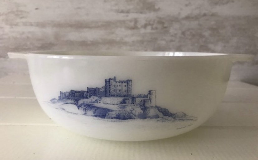 Rare Jaj Pyrex 3 Pinte Bol à Saisir Facile avec Château de Banborugh en Excellent État, Plat Pyrex D