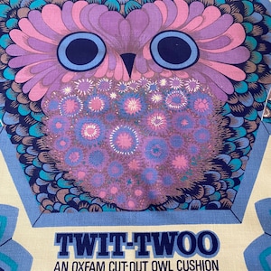 以下が含まれることがあります： 「Twit-Twoo An Oxfam Cut-Out Owl Cushion」というテキストと、クッションの縫製方法が書かれた、薄い青とピンクのフクロウの布地パターンです。
