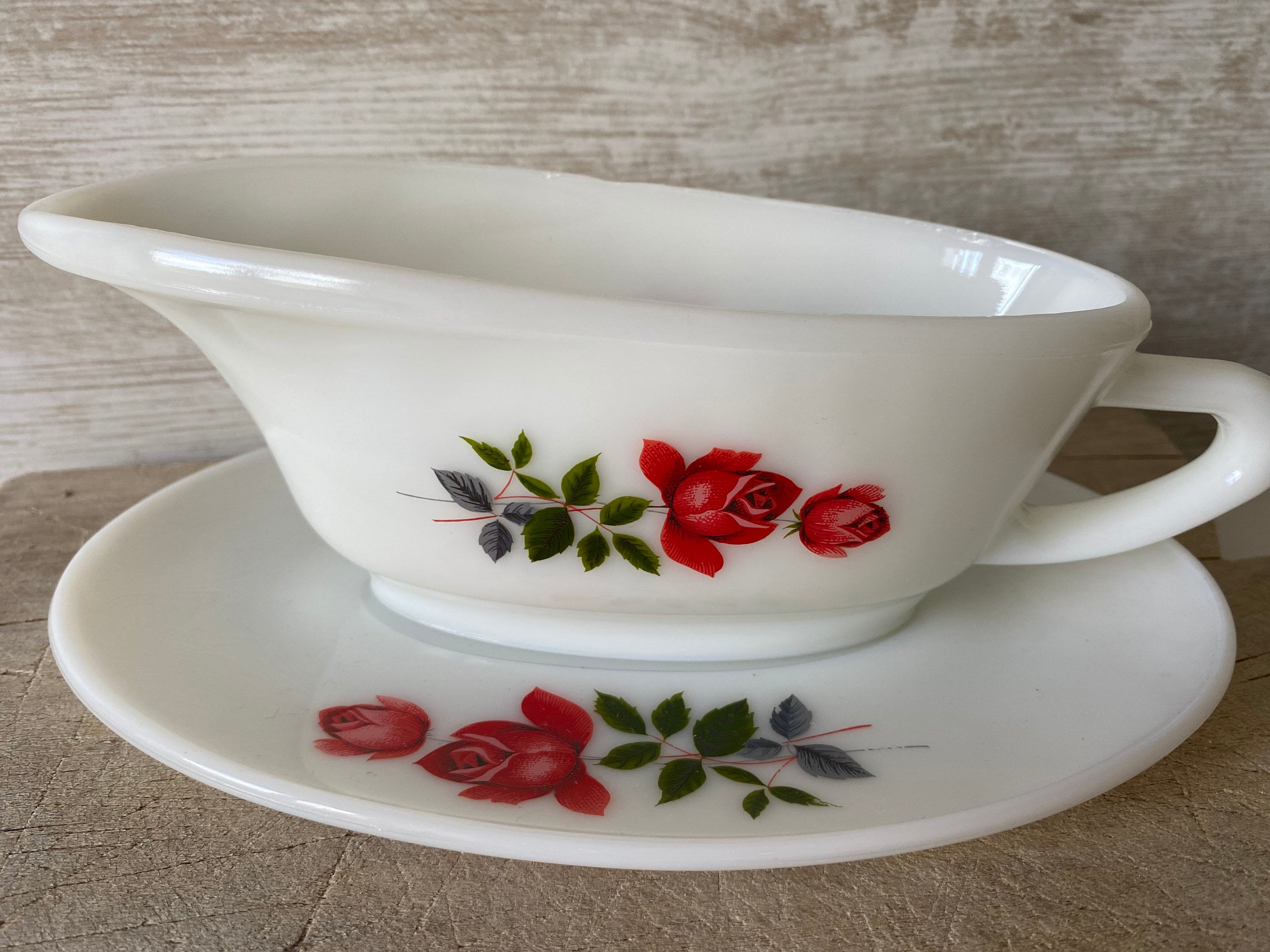 Millésime Pyrex Juin Rose, Sauce ou Bateau avec Assorti Sous L'assiette. Années 1960 Jaj Anglais Ros