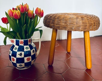 Vintage Tony Paul Wicker Rattan Tripod Stool circa 1950s, fabulous style and condition, large size Mid Century Wicker Stool or side table