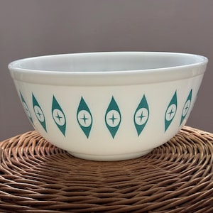 Vintage Pyrex turquoise mengkom met atoomogenmotief – ongemerkt, jaren 50, gebruikt in een chip- en dipsausset.
