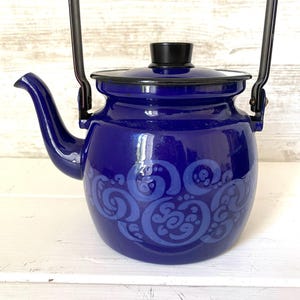 Bouilloire vintage en émail bleu orient par Arabia Finland Finel, design par Kaj Franck, bouilloire bleu foncé. Millésime authentique