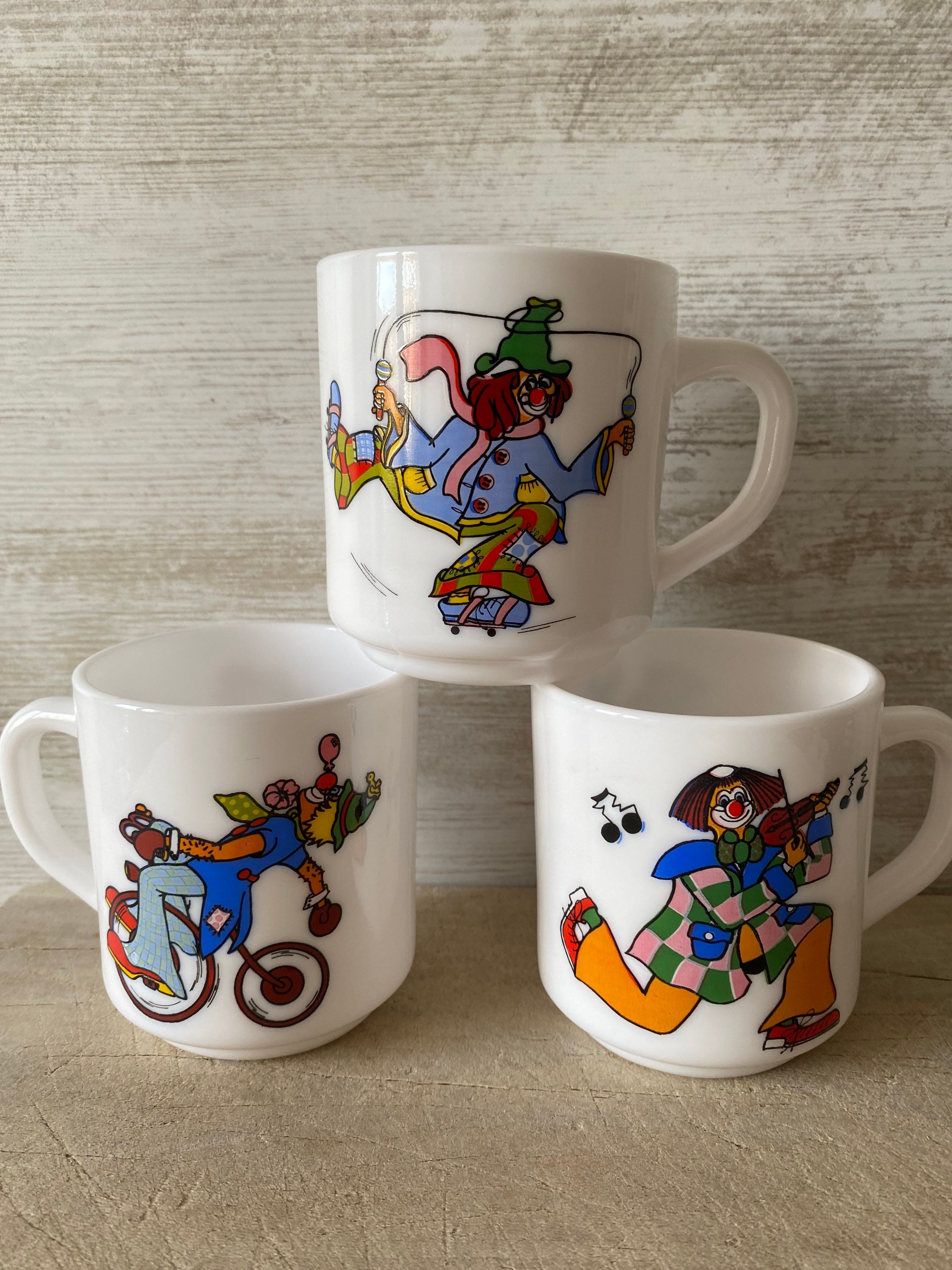 Vintage Arcopal France Clown Mugs, Ensemble de Trois , 1970S Mugs Featuring Fabulous Clowns.arcopal 