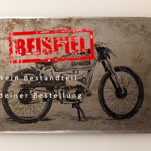 Puede incluir: Un letrero metálico de estilo vintage con una ilustración de motocicleta en blanco y negro. El letrero tiene un aspecto envejecido y desgastado con la palabra "BEISPIEL" estampada en rojo. El texto debajo dice "kein Bestandteil deiner Bestellung."