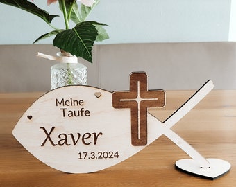 Communion, baptême, poisson en bois personnalisé avec support et pendaison, cadeau parrain, cadeau communion