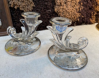 Par vintage de candelabros de plata de ley con cristales Fotoria y diseño floral